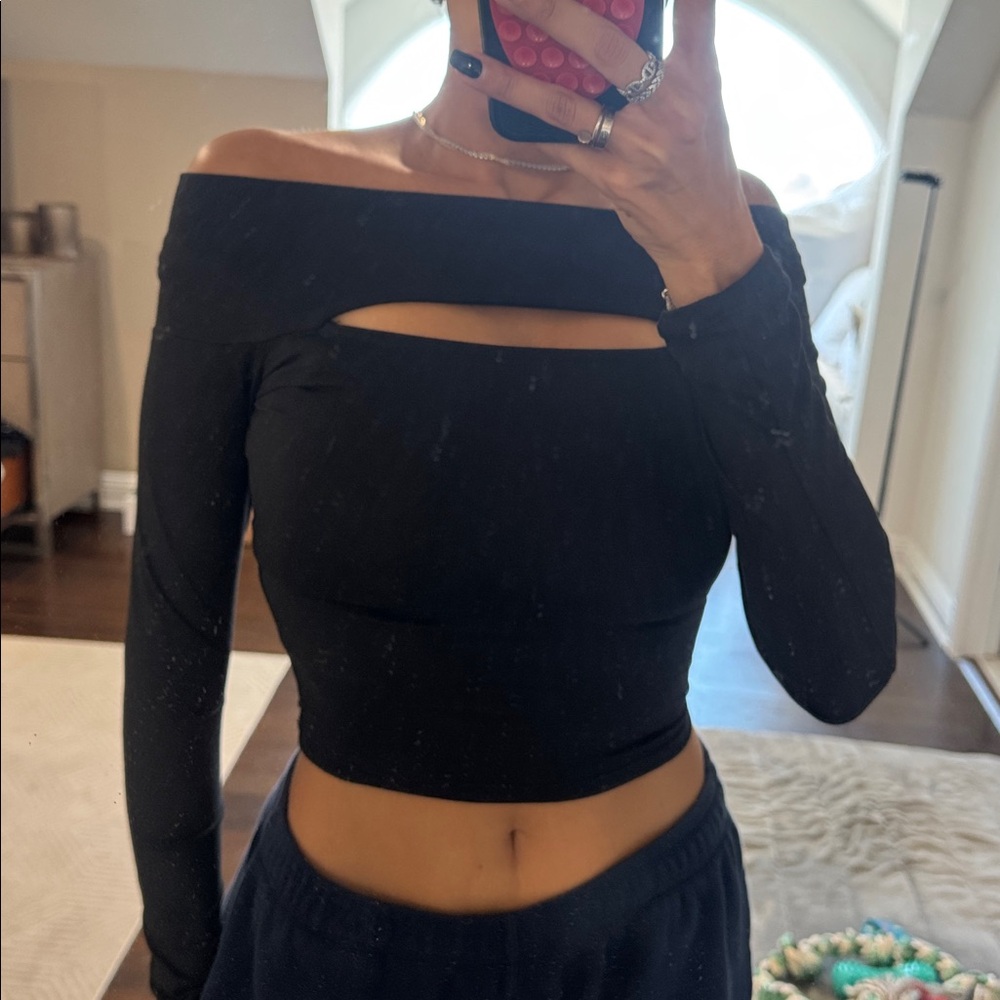 Windsor Black Off-Shoulder Top
super soft material 
never worn size xs
